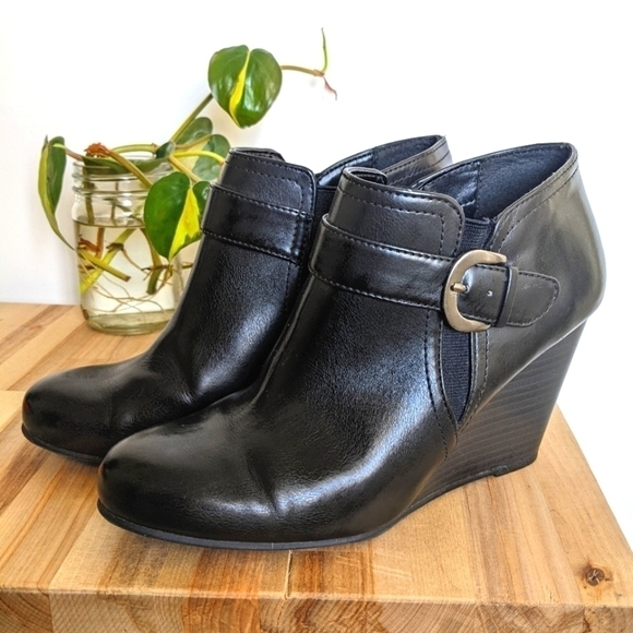MOOTSIES Tootsies Black Wedge Booties with Buckles 8 - Picture 1 of 9